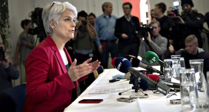 La presidenta del PSP danés, Annette Vilhelmsen, anuncia la salida de su partido del Gobierno.