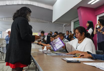 Ciudadanos participan en un simulacro de las próximas elecciones judiciales en Zinancantepec, Estado de México, el 20 de mayo.