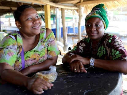 Dos mujeres en Corozal, Honduras. 