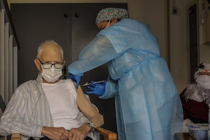 Batiste Martí, interno de la residencia de mayores Virgen del Milagro de Rafelbunyol (Valencia) de 81 años, ha sido la primera persona en recibir la vacuna de la covid-19 en la Comunidad Valenciana.