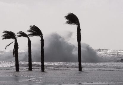 La playa de El Zapillo, en Almer&iacute;a, azotada por el temporal.