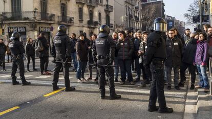 Los Mossos d'Esquadra han desalojado a los piquetes que mantenían bloqueada la salida de las cocheras de los autobuses urbanos en Lleida y los accesos la Central Integrada de Mercancías del área industrial de la ciudad por la huelga de este jueves. En la imagen, activistas de los CDR realizan cortes de tráfico en la calle Aragón de Barcelona.