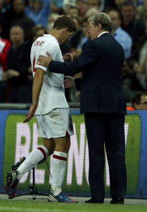 Hodgson consuela a Gerrard tras la expulsión.