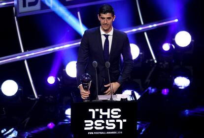 El guardameta del Real Madrid Thibaut Courtois recibe el premio 'The Best' a mejor portero.
