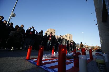 Velas en las puertas del estadio Atlético