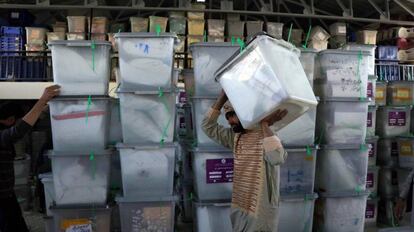 Trabajadores de la Comisión Electoral Independiente trasladan las urnas a un depósito tras las elecciones parlamentarias, en Herat (Afganistán).