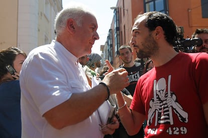 Tras el aplazamiento del desahucio, los indignados congregados en Tetuán han dirigido sus insultos contra el líder de IU, Cayo Lara, que había asistido al acto "título personal". Lara, que llevaba en la protesta desde primera hora sin llamar la atención, ha comenzado a hablar con los periodistas, lo que ha provocado los primeros insultos