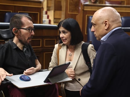 El portavoz de Unidas Podemos, Pablo Echenique; la ministra de Sanidad, Carolina Darias, y el secretario general del Grupo Socialista en el Congreso, Rafael Simancas, charlan este miércoles en el Congreso.