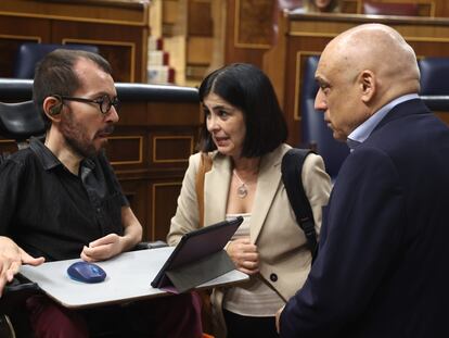 El portavoz de Unidas Podemos, Pablo Echenique; la ministra de Sanidad, Carolina Darias, y el secretario general del Grupo Socialista en el Congreso, Rafael Simancas, charlan este miércoles en el Congreso.