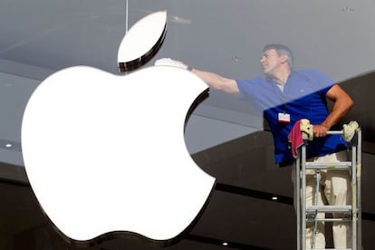 An employee cleans the Apple symbol at one of its Spanish stores. Apple is said to have discovered “the Holy Grail of tax avoidance.”