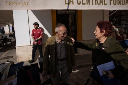 José Luis Gómez, el 2 de febrero de 2024, saludando a una vecina de niñez.
