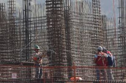 Un grupo de obreros trabaja en un edificio en construcción. EFE/Archivo