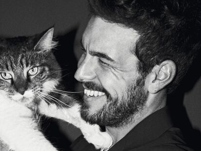 Mario Casas y su gato. Él (Mario) viste chaqueta Saint Laurent por Hedi Slimane.