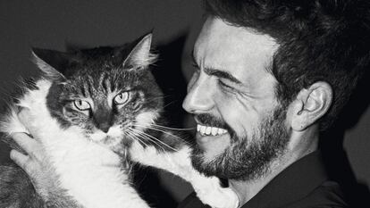 Mario Casas y su gato. Él (Mario) viste chaqueta Saint Laurent por Hedi Slimane.