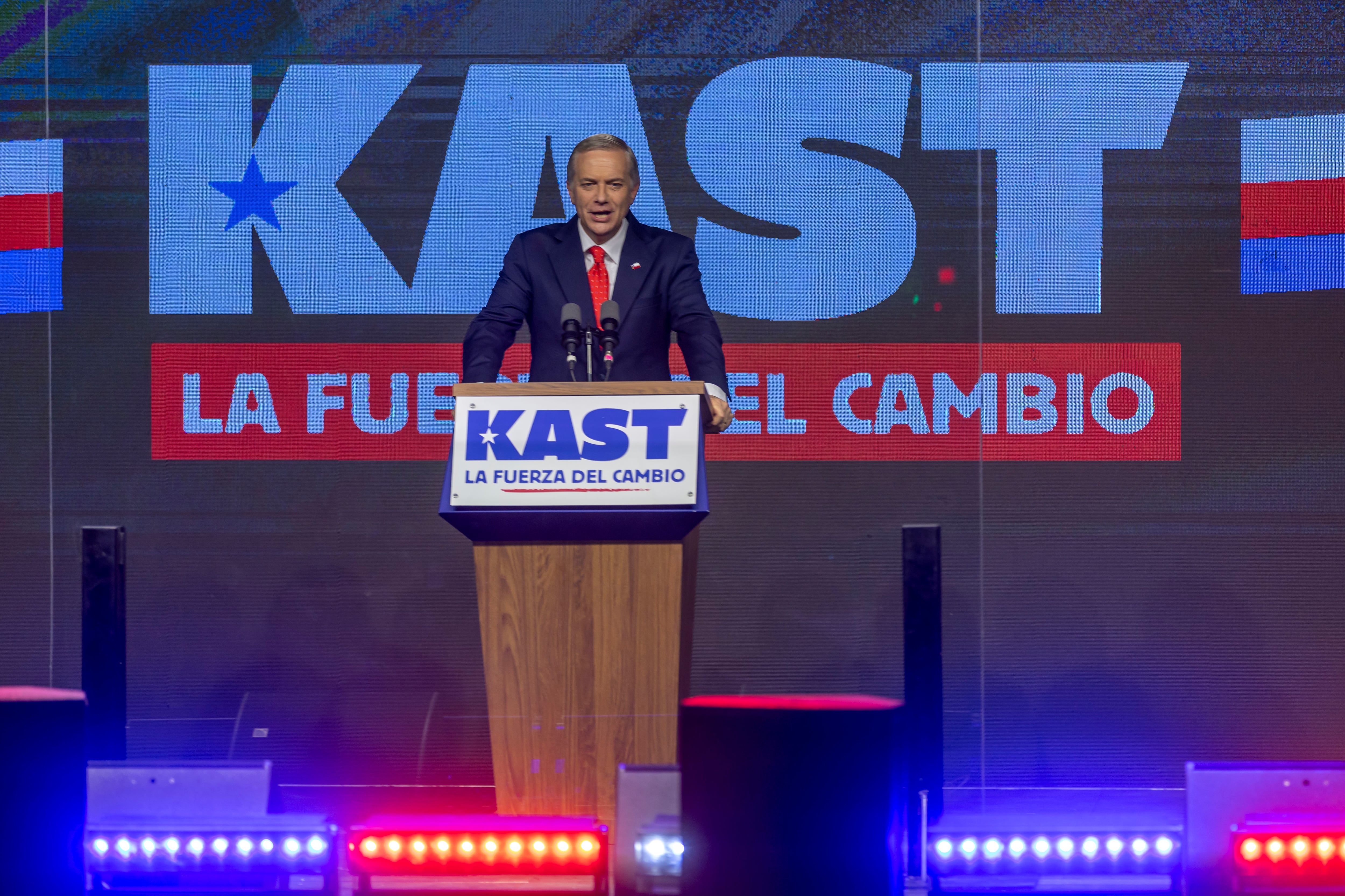 José Antonio Kast se dirige a sus seguidores tras conocer los resultados de las elecciones.