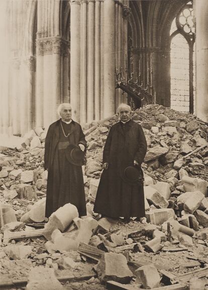 'Plate XXXVIII 1927' (Placa XXXVIII). Reims después de la guerra, imagen de la catedral destruida. Colección privada.