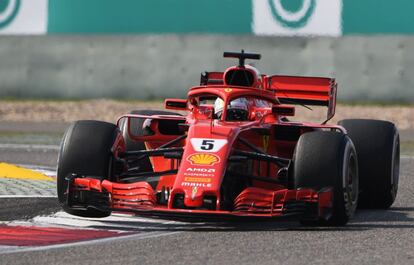 Sebastian Vettel, piloto aleman, toma una curva.