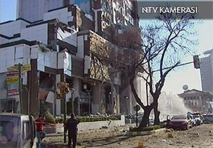 Uno de los objetivos de la cadena de atentados ha sido esta sucursal del HSBC, el primer banco del Reino Unido, en el barrio de Levent, que ha quedado parcimentalmente destruida. Las principales bolsas europeas han reaccionado con fuertes descensos.