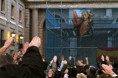 Nostálgicos franquistas protestan por la retirada de la estatua de Franco en Madrid, en marzo de 2004.