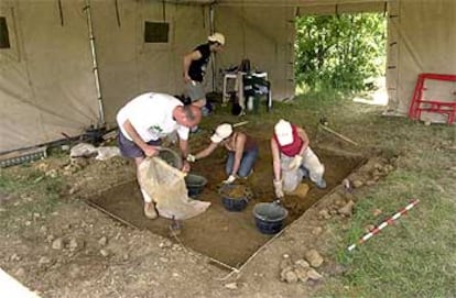 Varios arqueólogos trabajan en el yacimiento, en el que hay centenares de piezas de sílex del pleistoceno superior.
