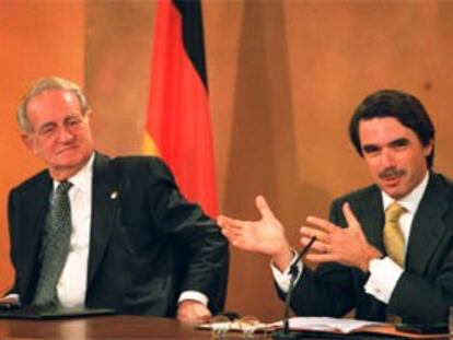 El presidente de Alemania, Johannes Rau, y José María Aznar, en La Moncloa.