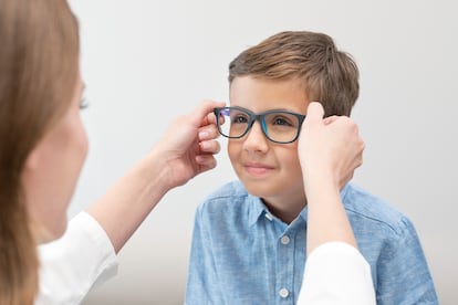 El Gobierno de España ha anunciado una ayuda universal para comprar gafas para niños.