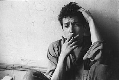 Bob Dylan, con 21 años, momentos antes de salir a escena para dar un concierto en Nueva York, en 1962.