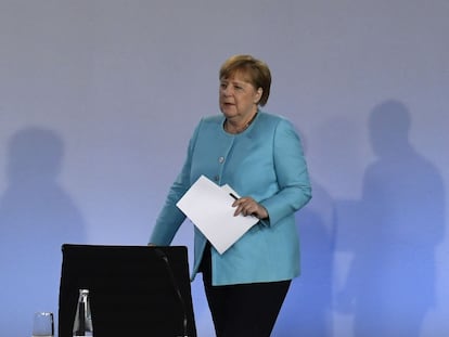 A chanceler alemã, Angela Merkel, anuncia um pacote de estímulo para a economia do país, na noite de quarta-feira.