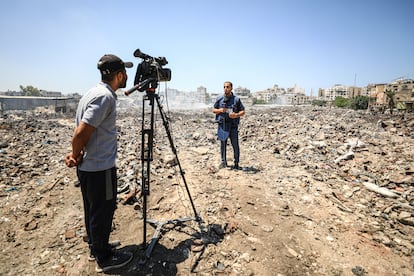 El periodista palestino Enes al-Sharif durante un enlace desde Gaza