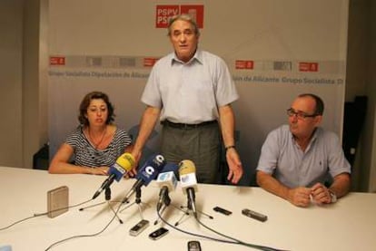 El portavoz socialista en la diputación de Alicante, Antonio Amorós (de pie), ayer en rueda de prensa.