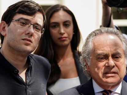 Martin Shkreli con su abogado en el tribunal en Brooklyn