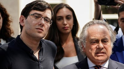 Martin Shkreli con su abogado en el tribunal en Brooklyn