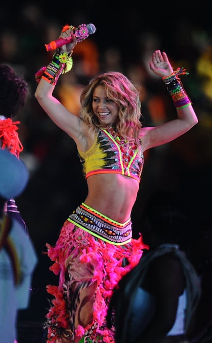 The 'Waka Waka' era not only raised the singer's popularity from the atmosphere to the stratosphere, but also gave her the opportunity to innovate in her wardrobe, adding details from African folklore and adapting them under her personal taste. Feathers, tribal motifs, bracelets, anklets, bare feet and fluorine touches: with Shakira everything is possible at the same time.