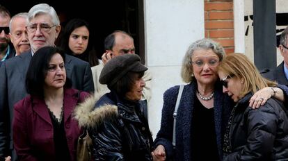 Los hijos de María Dolores Pradera (Helena, en el centro, y Fernando, a la izquierda con gafas), en el entierro de su madre.