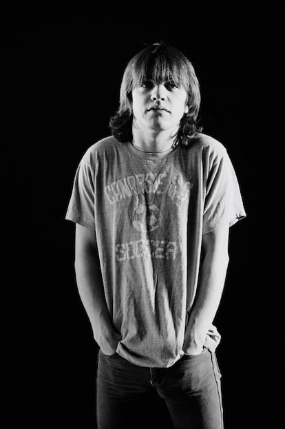 Retrato do guitarrista Malcolm Young feito em um estúdio de Londres em 1979.