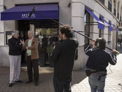 Álvaro y Mario Vargas Llosa, este miércoles, durante el rodaje del documental en Madrid.