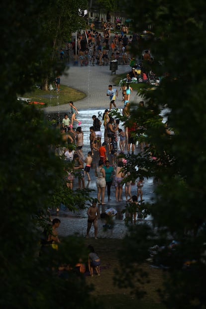 Numerosas personas se refugiaban el domingo de las altas temperaturas registradas en la capital en las fuentes de Madrid Río, reabiertas por el Ayuntamiento tras permanecer dos años cerradas, y en la que está permitido el baño. Abrirán todos los días de verano de 11.00 a 21.00.