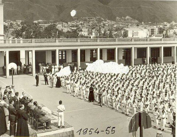 Colegio Salesiano San Francisco de Sales, en Caracas (Venezuela), durante una visita del entonces presidente Marcos Pérez Jiménez, en los años 50. Foto sacada de la página FACEBOOK de Colegio Salesiano San Francisco de Sales - Caracas