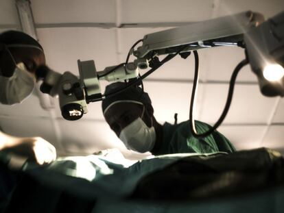 Un profesional oftalmólogo realiza una operación de cataratas.
