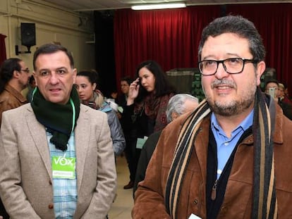 Francisco Serrano, cabeza de lista de VOX, acude a votar en Sevilla.