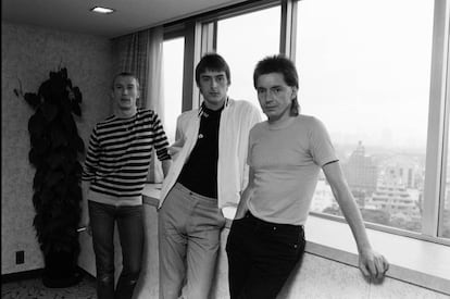 Rock Buckler, Paul Weller y Bruce Foxton, The Jam posando en Tokio en junio de 1982. Cuatro meses después, Weller rompió el grupo.