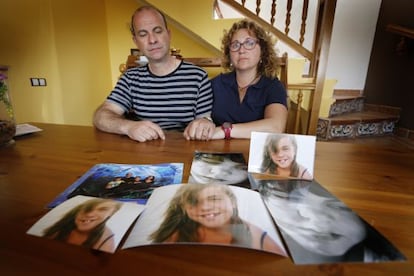 Daniel Zorrilla y Amparo Monteagut, con fotos de su hija que falleció el pasado febrero en la clínica Quirón Dexeus.