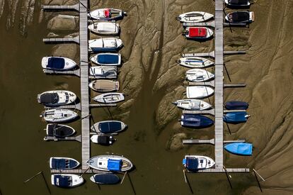 Una vista área tomada con un dron muestra barcos en el puerto deportivo de Beusichem (Países Bajos), el miércoles. El bajo nivel del río Lek, que pasa por esta localidad, y de otros cursos fluviales holandeses, dificulta la circulación de las embarcaciones. 