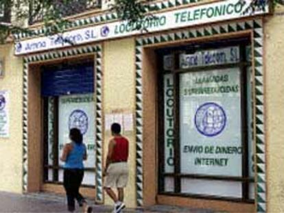 Fachada de uno de los locutorios telefónicos abiertos en Valencia.
