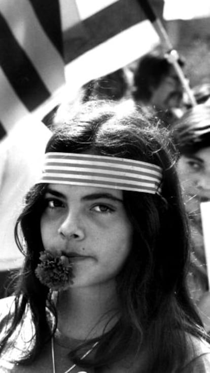 Una joven en la concentración de la primera Diada de la democracia, en Barcelona, en septiembre de 1976.