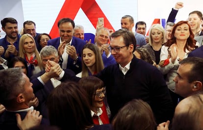 El primer ministro Vucic celebra su claro triundo, el domingo en Belgrado