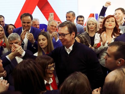 El primer ministro Vucic celebra su claro triundo, el domingo en Belgrado