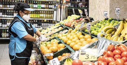 Una empleada trabaja en un supermercado en Cataluña.