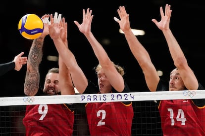 Los jugadores de voleibol de Alemania, desde la izquierda,  Gyoergy Grozer, Anton Brehme y Moritz Karlitzek bloquean el balón el partido del Grupo C contra Argentina.  