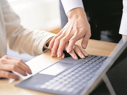 El Supremo castiga como acoso sexual el acercamiento libidinoso